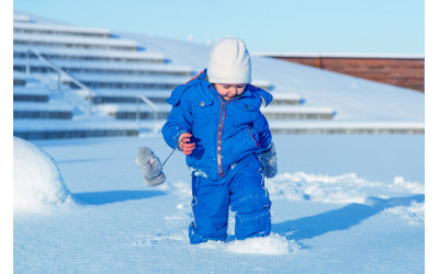 Jak ubierać niemowlaka zimą?
