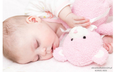 Jak ubrać niemowlę do chrztu?