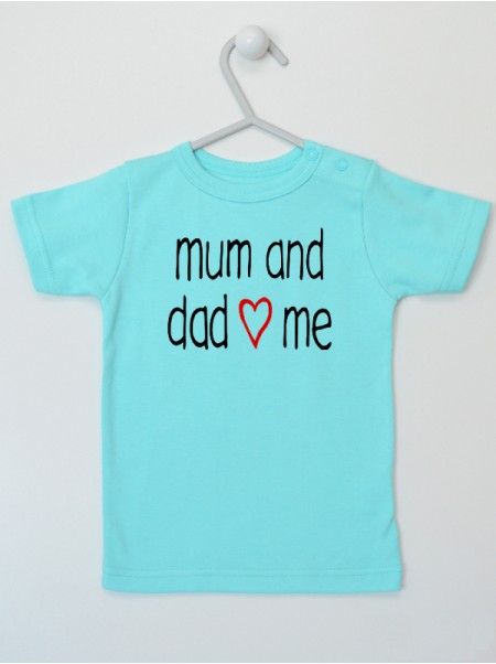 Mum And Dad Love Me Napis Czarny Serce Czerwone - koszulka