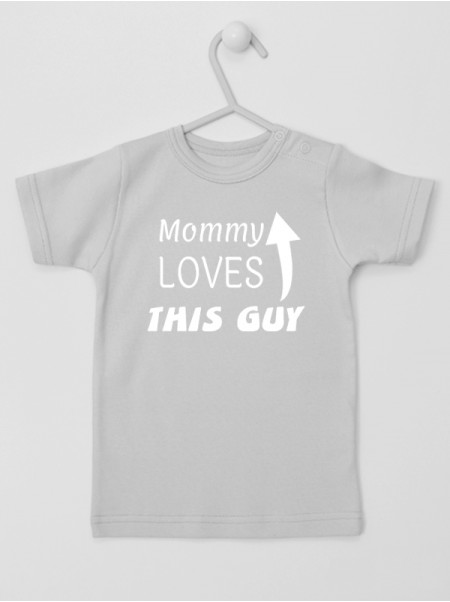 Mommy Loves This Guy - koszulka dla chłopca z nadrukiem