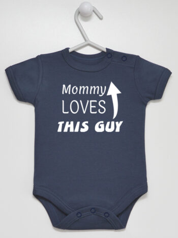 Mommy Loves This Guy - bodziak z napisem dla chłopca - Granatowy - Krótki rękaw