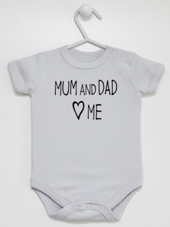 Mum And Dad Love Me - body dla niemowląt z napisem - Szary - Krótki rękaw