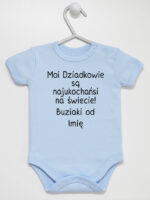 Moi Dziadkowie Są Najukochańsi Na Świecie Buziaki Od + Imię - body niemowlęce - Błękitny - Krótki rękaw Moi Dziadkowie Są Najukochańsi Na Świecie Buziaki Od + Imię - body niemowlęce - Błękitny - Krótki rękaw