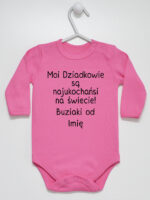 Moi Dziadkowie Są Najukochańsi Na Świecie Buziaki Od + Imię - body niemowlęce - Ciemny Różowy - Długi rękaw Moi Dziadkowie Są Najukochańsi Na Świecie Buziaki Od + Imię - body niemowlęce - Ciemny Różowy - Długi rękaw