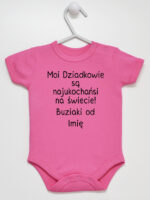 Moi Dziadkowie Są Najukochańsi Na Świecie Buziaki Od + Imię - body niemowlęce - Ciemny Różowy - Krótki rękaw Moi Dziadkowie Są Najukochańsi Na Świecie Buziaki Od + Imię - body niemowlęce - Ciemny Różowy - Krótki rękaw
