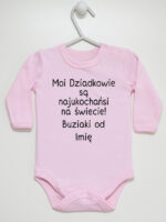 Moi Dziadkowie Są Najukochańsi Na Świecie Buziaki Od + Imię - body niemowlęce - Różowy - Długi rękaw Moi Dziadkowie Są Najukochańsi Na Świecie Buziaki Od + Imię - body niemowlęce - Różowy - Długi rękaw