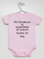 Moi Dziadkowie Są Najukochańsi Na Świecie Buziaki Od + Imię - body niemowlęce - Różowy - Krótki rękaw Moi Dziadkowie Są Najukochańsi Na Świecie Buziaki Od + Imię - body niemowlęce - Różowy - Krótki rękaw