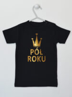 Pół Roku Nadruk Złoty z Koroną - koszulka dla niemowlaka - Czarny - Koszulka krótki rękaw Pół Roku Nadruk Złoty z Koroną - koszulka dla niemowlaka - Czarny - Koszulka krótki rękaw