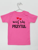 Weź Się Przytul z Serduszkami - koszulka z nadrukami - Ciemny Różowy - Koszulka krótki rękaw