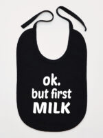 Ok But First Milk- śliniaczek bawełniany dla noworodków - Czarny
