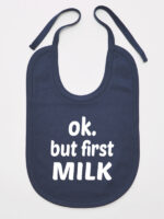 Ok But First Milk- śliniaczek bawełniany dla noworodków - Granatowy
