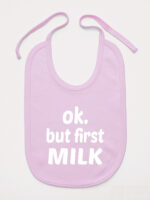 Ok But First Milk- śliniaczek bawełniany dla noworodków - Różowy
