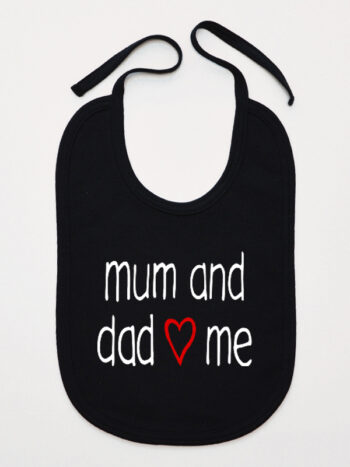 Mum And Dad Love Me - śliniaczek z napisami - Czarny